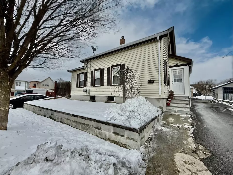 Exterior - 215 Kenyon Ave, Pawtucket, RI 02861 photo 1 of 3