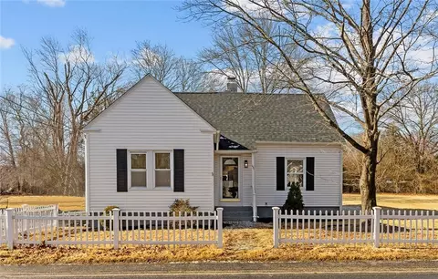 131 Nausauket Rd, Warwick, RI 02886