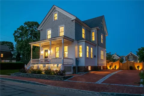 99 Second St, Newport, RI 02840