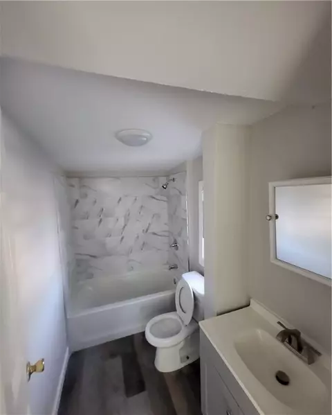 Bath - 61 Fuller St, Warwick, RI 02889 photo 4 of 5