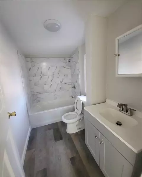 Bath - 61 Fuller St, Warwick, RI 02889 photo 2 of 5