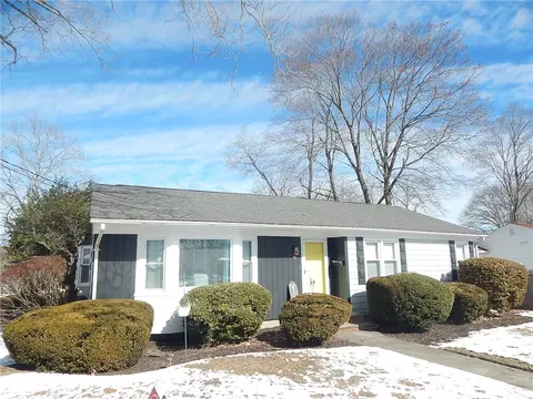 57 Woodlawn Dr, Cranston, RI 02920