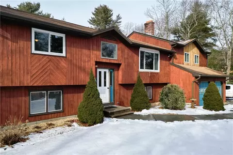 35 Dolly Pond Rd, Exeter, RI 02822