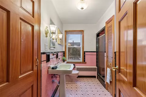 Bath - 109 Oakside St, Warwick, RI 02889 photo 1 of 3