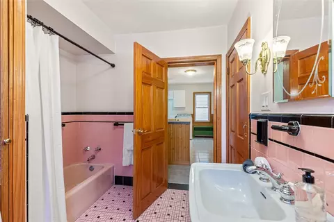 Bath - 109 Oakside St, Warwick, RI 02889 photo 2 of 3