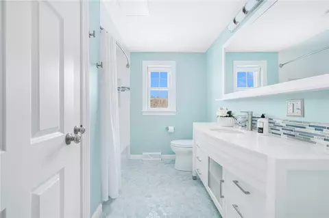 Bath - 1000 Warwick Neck Ave, Warwick, RI 02889 photo 4 of 5