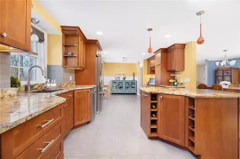 Kitchen - 1000 Warwick Neck Ave, Warwick, RI 02889 photo 1 of 4