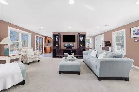 Living - 1000 Warwick Neck Ave, Warwick, RI 02889 photo 2 of 3