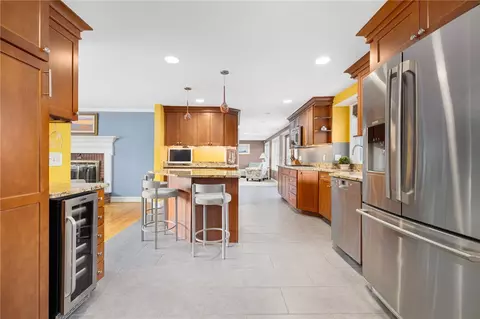 Kitchen - 1000 Warwick Neck Ave, Warwick, RI 02889 photo 4 of 4