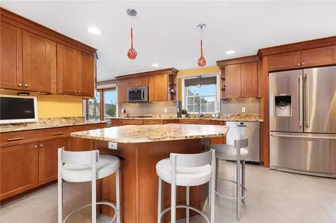 Kitchen - 1000 Warwick Neck Ave, Warwick, RI 02889 photo 3 of 4