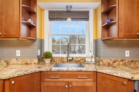 Kitchen - 1000 Warwick Neck Ave, Warwick, RI 02889 photo 2 of 4