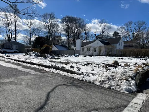 82 Main St, South Kingstown, RI 02879