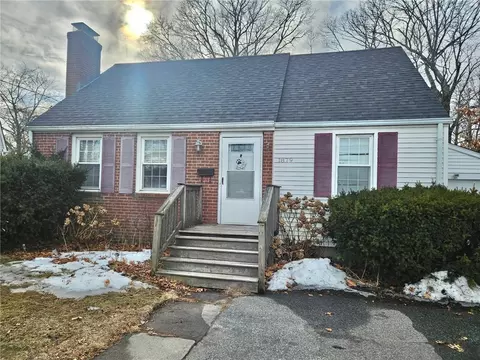 1879 Warwick Ave, Warwick, RI 02886