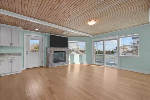 Living - 73 Dundas Ave, Warwick, RI 02889 photo 3 of 5