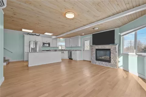 Living - 73 Dundas Ave, Warwick, RI 02889 photo 2 of 5