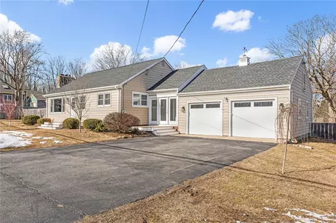 561 Boyds Ln, Portsmouth, RI 02871