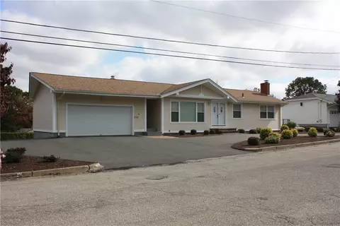 8 Hickory Rd, North Providence, RI 02904