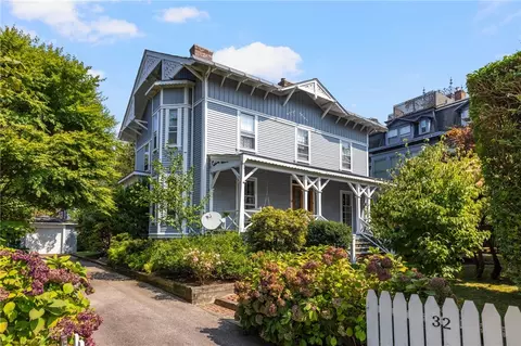 32 Ayrault St, Newport, RI 02840