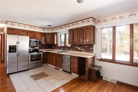 12 Margaret St, Tiverton, RI 02878