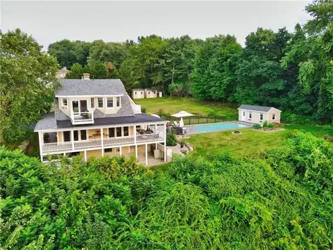 81 Hooper St, Tiverton, RI 02878