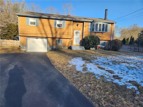 1920 Crandall Rd, Tiverton, RI 02878