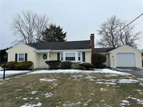 4 Beverly Dr, Lincoln, RI 02865