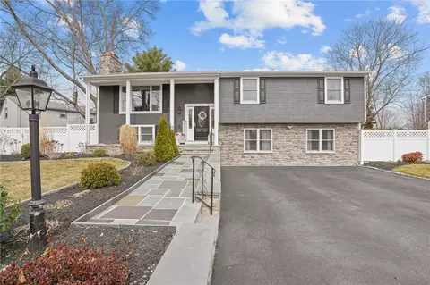 136 Honeysuckle Rd, Warwick, RI 02888