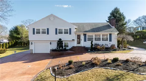 15 Whitewood Dr, Cranston, RI 02920