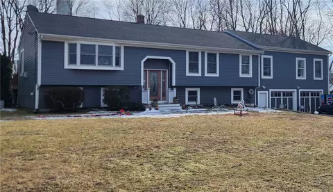 423 Metacom Ave, Bristol, RI 02809
