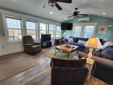 10 Avenue D Ave, Narragansett, RI 02882
