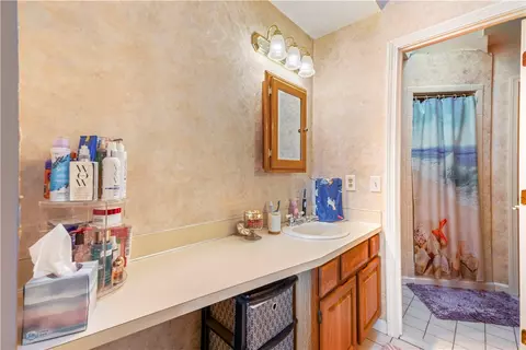 Bath - 20 Fourth Ave, Warwick, RI 02888 photo 2 of 2