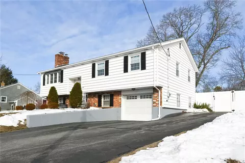 89 Ridge St, Woonsocket, RI 02895