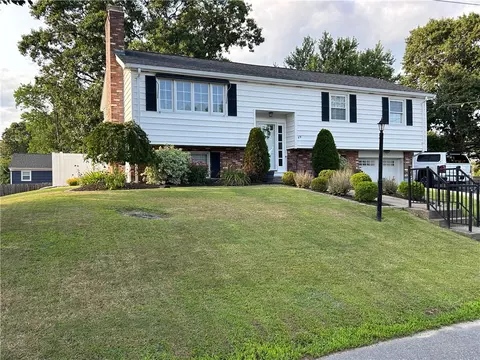89 Ridge St, Woonsocket, RI 02895 photo 4