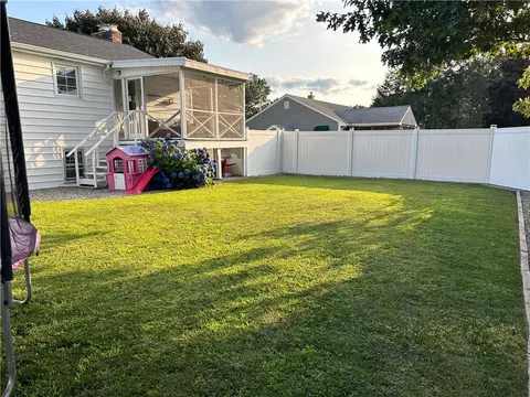 89 Ridge St, Woonsocket, RI 02895 photo 8