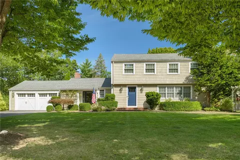 2 Governor Bradford Dr, Barrington, RI 02806