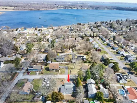 10 Claremont Ave, Bristol, RI 02809