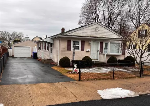 35 Harris St, Pawtucket, RI 02861