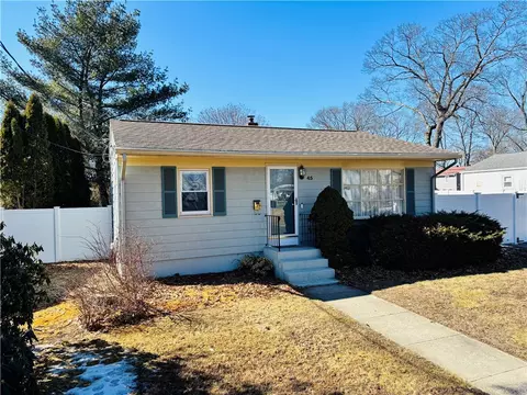 45 Fernwood Dr, Cranston, RI 02920