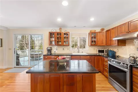 61 Bruce Ln, Warwick, RI 02886 photo 4