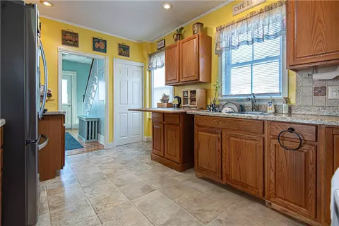 Kitchen - 46 Smith St, Riverside, RI 02915 photo 2 of 4