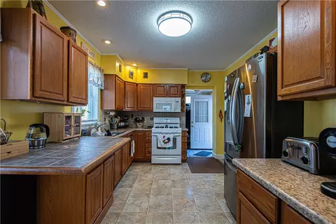 Kitchen - 46 Smith St, Riverside, RI 02915 photo 1 of 4