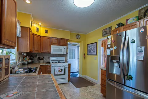 Kitchen - 46 Smith St, Riverside, RI 02915 photo 3 of 4