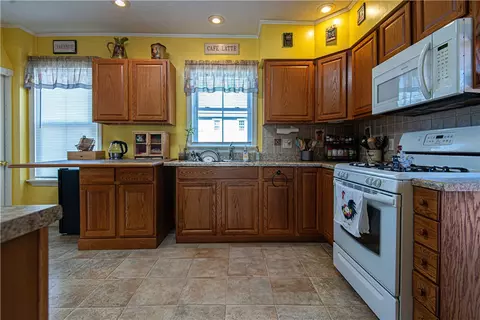 Kitchen - 46 Smith St, Riverside, RI 02915 photo 4 of 4