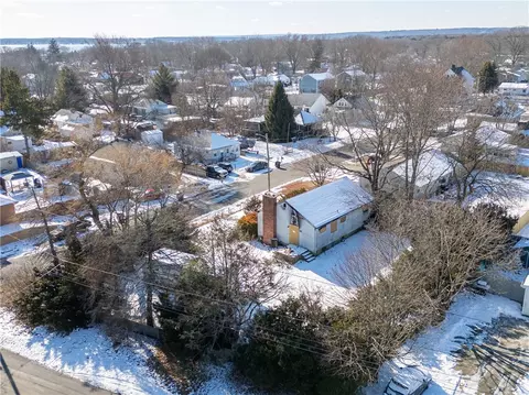 7 Holt St, Warwick, RI 02889