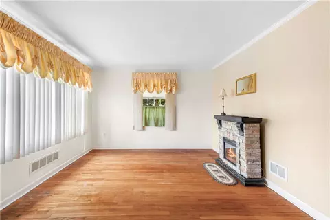 3 Hope Ave, Warwick, RI 02889 photo 8