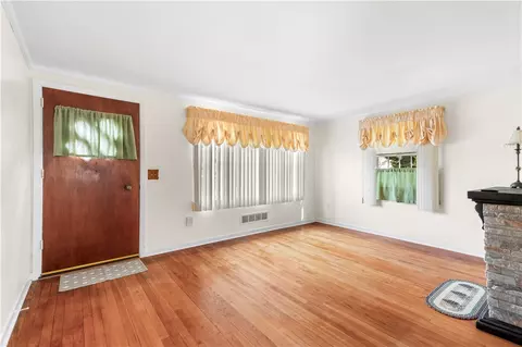 3 Hope Ave, Warwick, RI 02889 photo 5