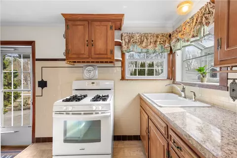 3 Hope Ave, Warwick, RI 02889 photo 18