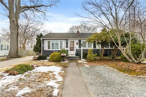 3 Hope Ave, Warwick, RI 02889