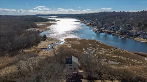 138 W Bay Dr, Narragansett, RI 02882