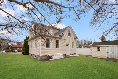 203 Holmes Rd, Warwick, RI 02888 photo 4